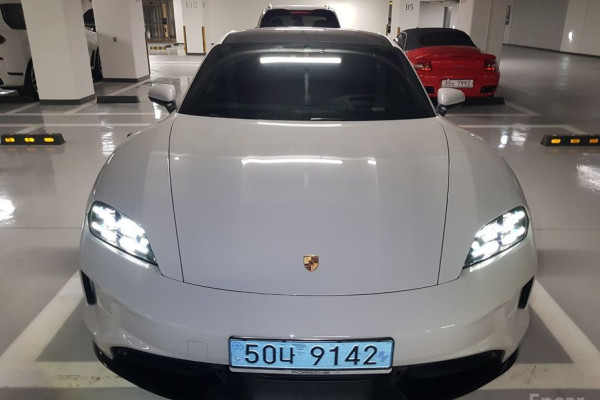 2024 Porsche Taycan с пробегом 13 000 км