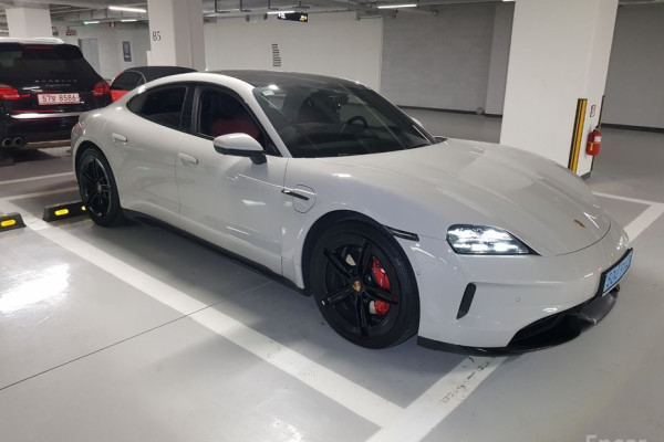 2024 Porsche Taycan с пробегом 13 000 км