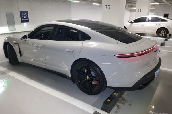 2024 Porsche Taycan с пробегом 13 000 км