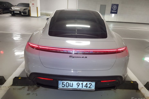 2024 Porsche Taycan с пробегом 13 000 км