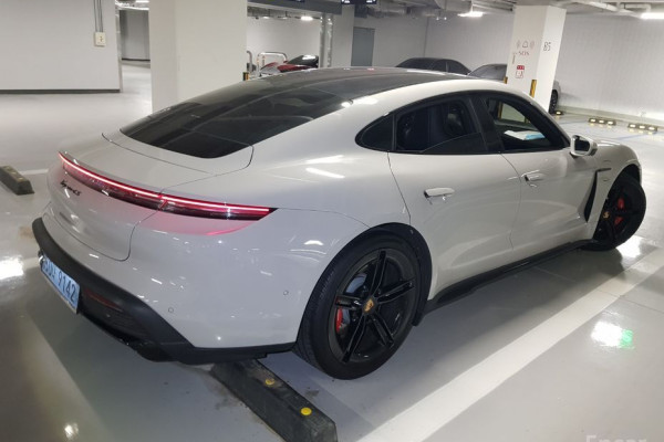 2024 Porsche Taycan с пробегом 13 000 км