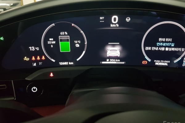 2024 Porsche Taycan с пробегом 13 000 км