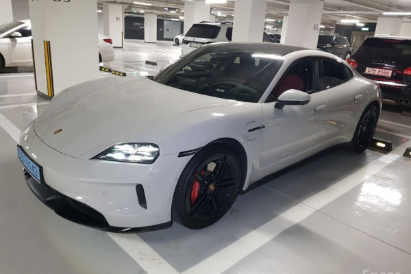 2024 Porsche Taycan с пробегом 13 000 км