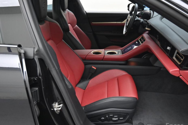 2024 Porsche Taycan с пробегом 13 460 км