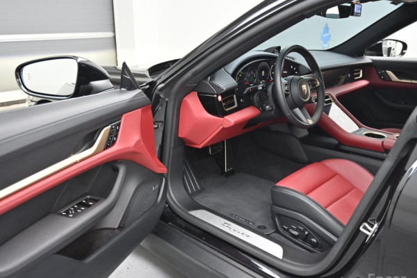 2024 Porsche Taycan с пробегом 13 460 км