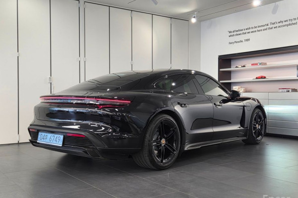 2025 Porsche Taycan с пробегом 7 326 км