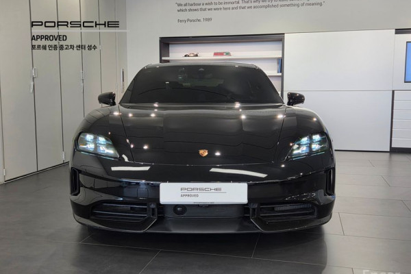 2025 Porsche Taycan с пробегом 7 326 км