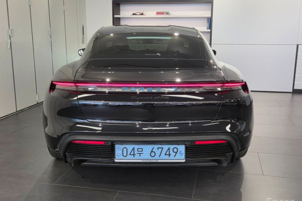 2025 Porsche Taycan с пробегом 7 326 км