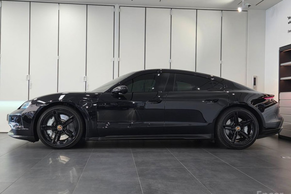 2025 Porsche Taycan с пробегом 7 326 км
