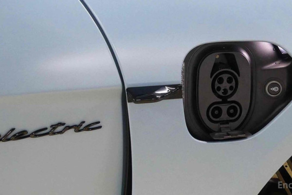 2023 Porsche Taycan с пробегом 38 000 км