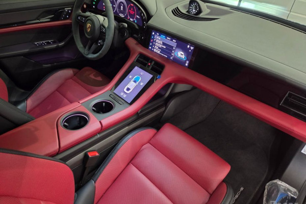 2025 Porsche Taycan с пробегом 7 326 км