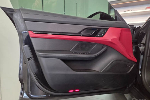 2025 Porsche Taycan с пробегом 7 326 км