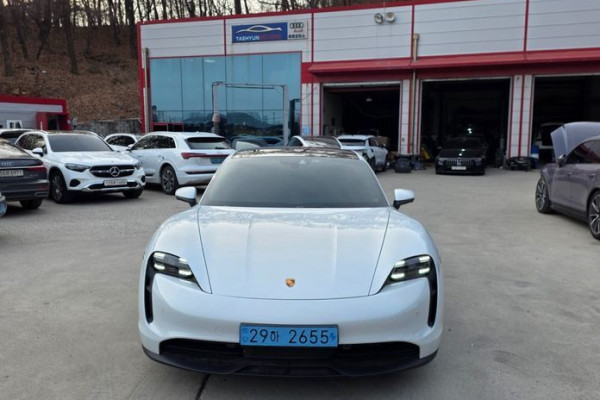 2023 Porsche Taycan с пробегом 26 975 км