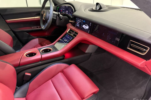 2025 Porsche Taycan с пробегом 6 608 км