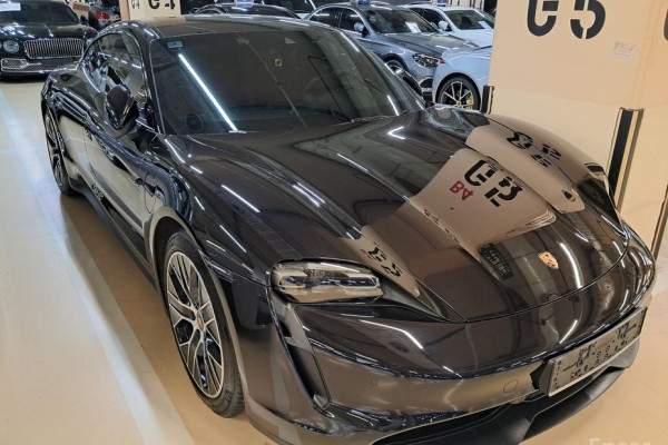 2020 Porsche Taycan с пробегом 18 000 км