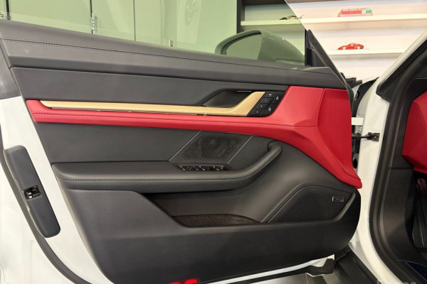 2025 Porsche Taycan с пробегом 6 608 км