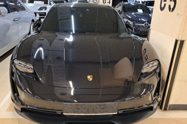 2020 Porsche Taycan с пробегом 18 000 км
