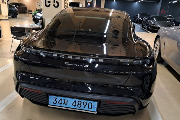 2020 Porsche Taycan с пробегом 18 000 км