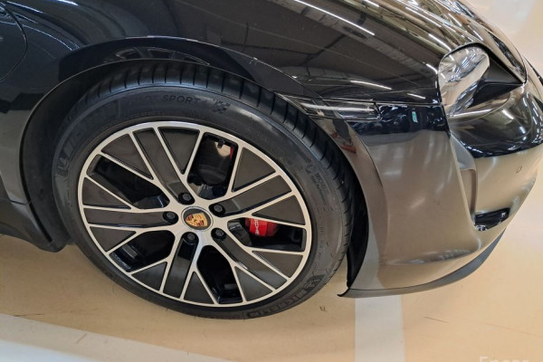 2020 Porsche Taycan с пробегом 18 000 км