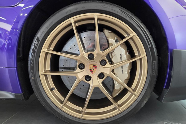 2025 Porsche Taycan с пробегом 384 км