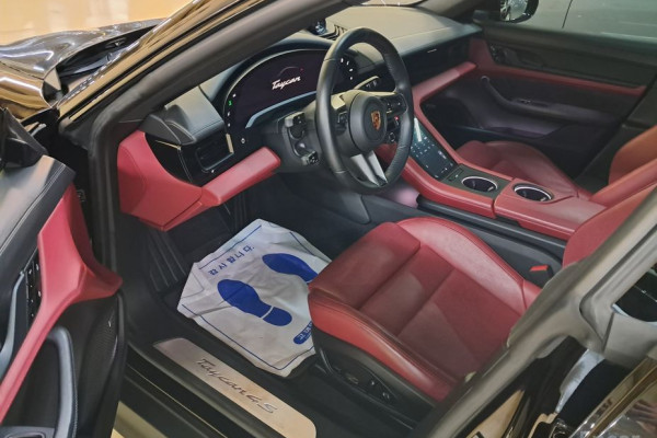 2020 Porsche Taycan с пробегом 18 000 км