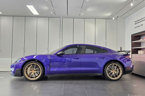 2025 Porsche Taycan с пробегом 384 км