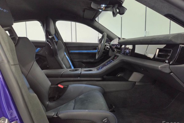 2025 Porsche Taycan с пробегом 384 км