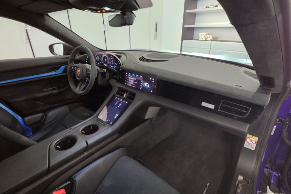 2025 Porsche Taycan с пробегом 384 км