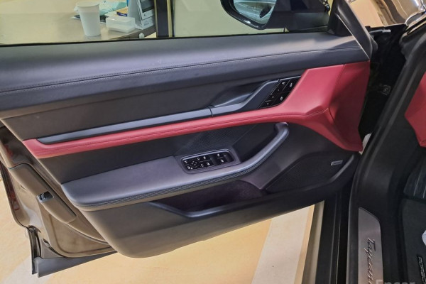 2020 Porsche Taycan с пробегом 18 000 км