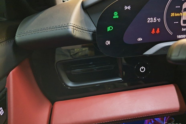 2020 Porsche Taycan с пробегом 18 000 км