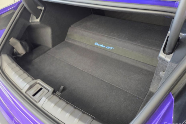 2025 Porsche Taycan с пробегом 384 км