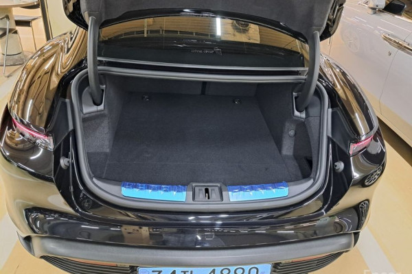 2020 Porsche Taycan с пробегом 18 000 км