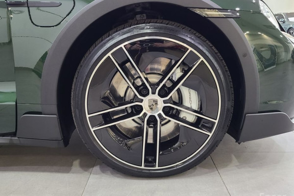 2025 Porsche Taycan с пробегом 2 612 км