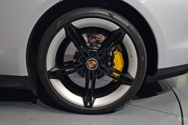 2023 Porsche Taycan с пробегом 27 029 км