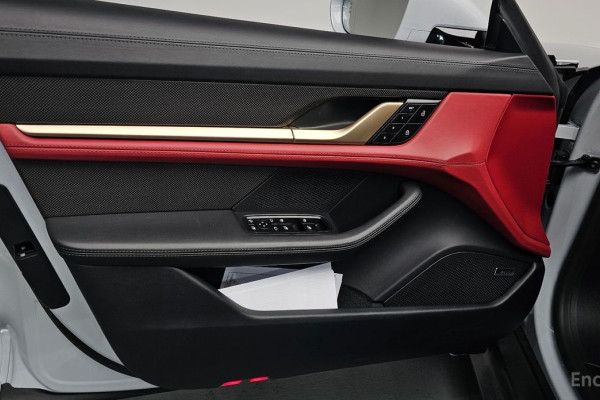 2023 Porsche Taycan с пробегом 27 029 км