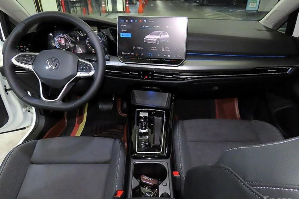 2025 Volkswagen Golf с пробегом 5 977 км