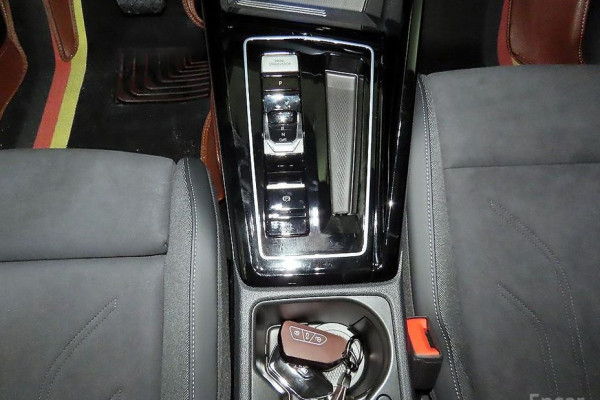 2025 Volkswagen Golf с пробегом 5 977 км