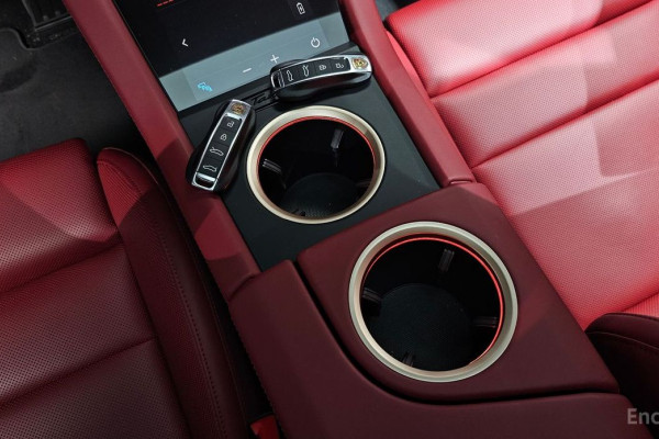 2023 Porsche Taycan с пробегом 27 029 км