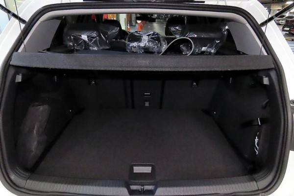 2025 Volkswagen Golf с пробегом 5 977 км