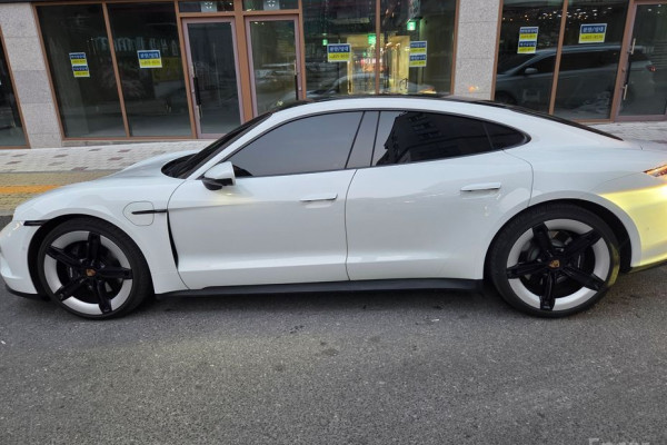 2025 Porsche Taycan с пробегом 19 500 км