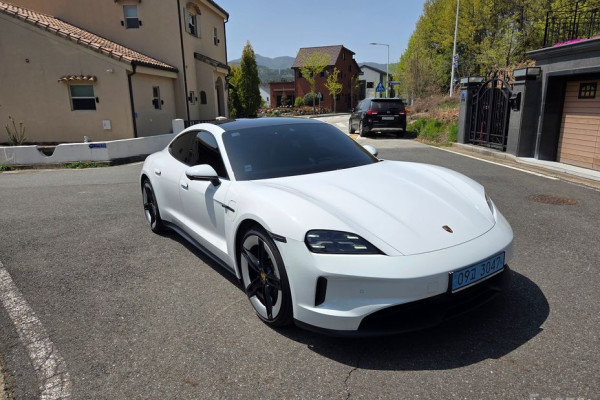 2025 Porsche Taycan с пробегом 19 500 км