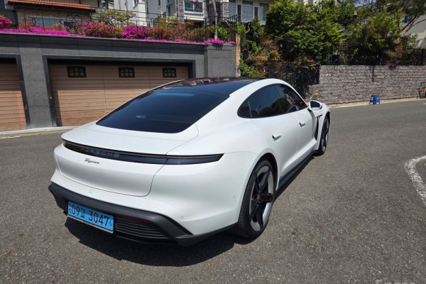 2025 Porsche Taycan с пробегом 19 500 км