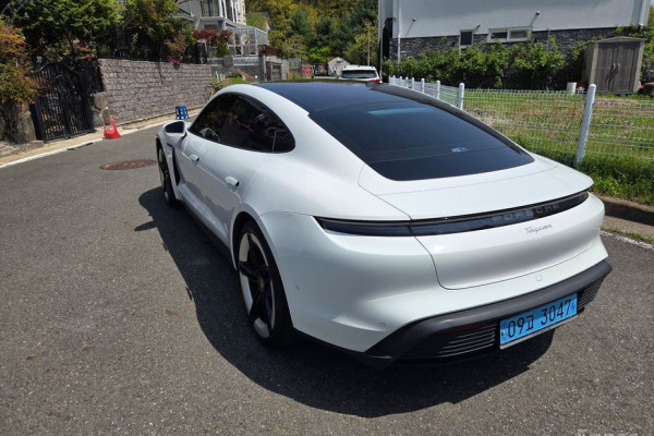 2025 Porsche Taycan с пробегом 19 500 км