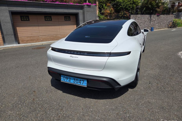 2025 Porsche Taycan с пробегом 19 500 км