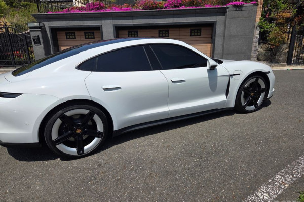 2025 Porsche Taycan с пробегом 19 500 км