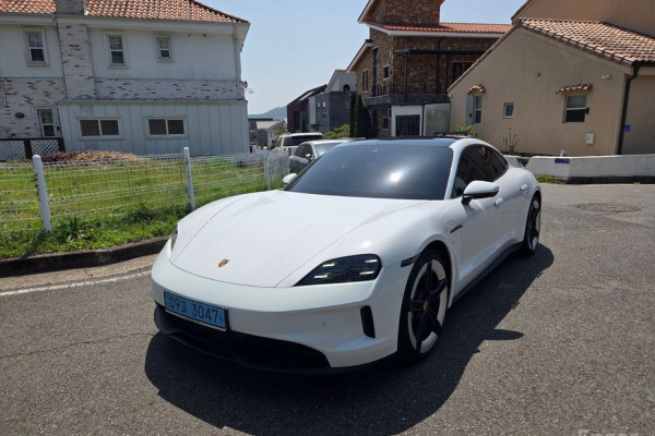 2025 Porsche Taycan с пробегом 19 500 км