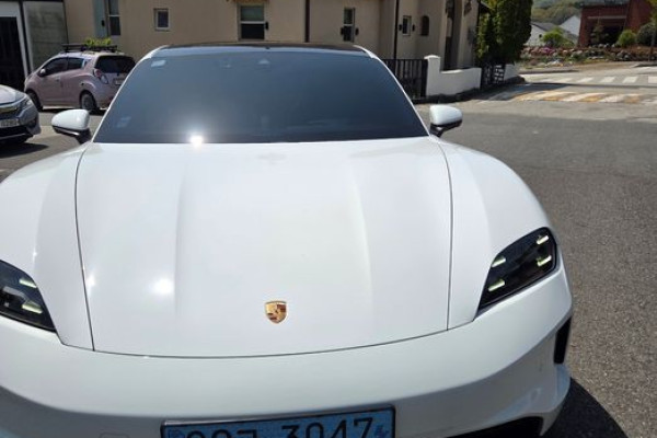 2025 Porsche Taycan с пробегом 19 500 км