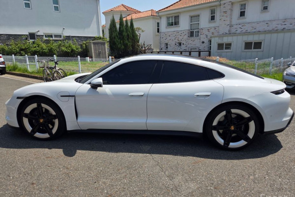 2025 Porsche Taycan с пробегом 19 500 км