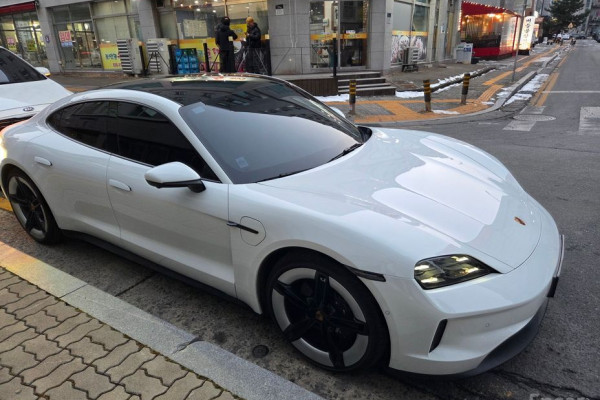 2025 Porsche Taycan с пробегом 19 500 км