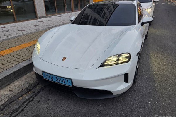 2025 Porsche Taycan с пробегом 19 500 км